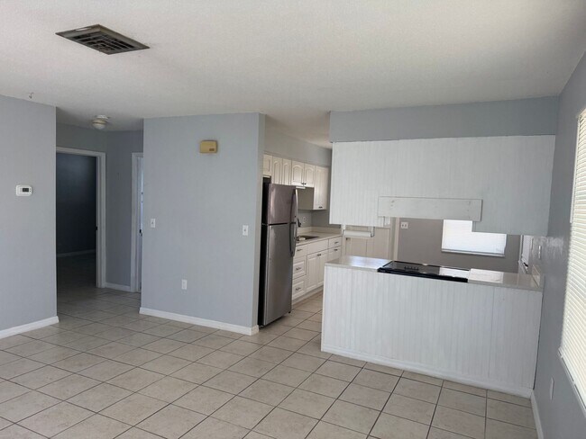 Building Photo - 2Br/1Ba With Deeded Beach Access