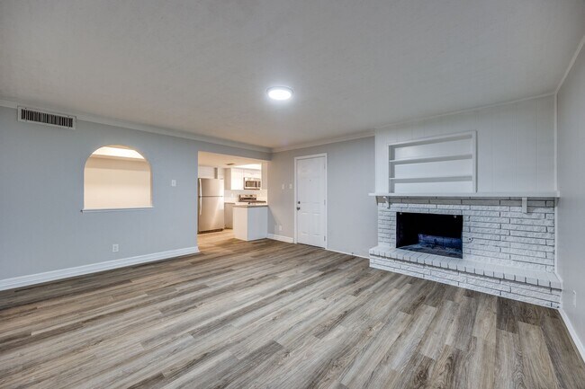 Building Photo - Spacious 4BD Home with Stunning Landscape ...