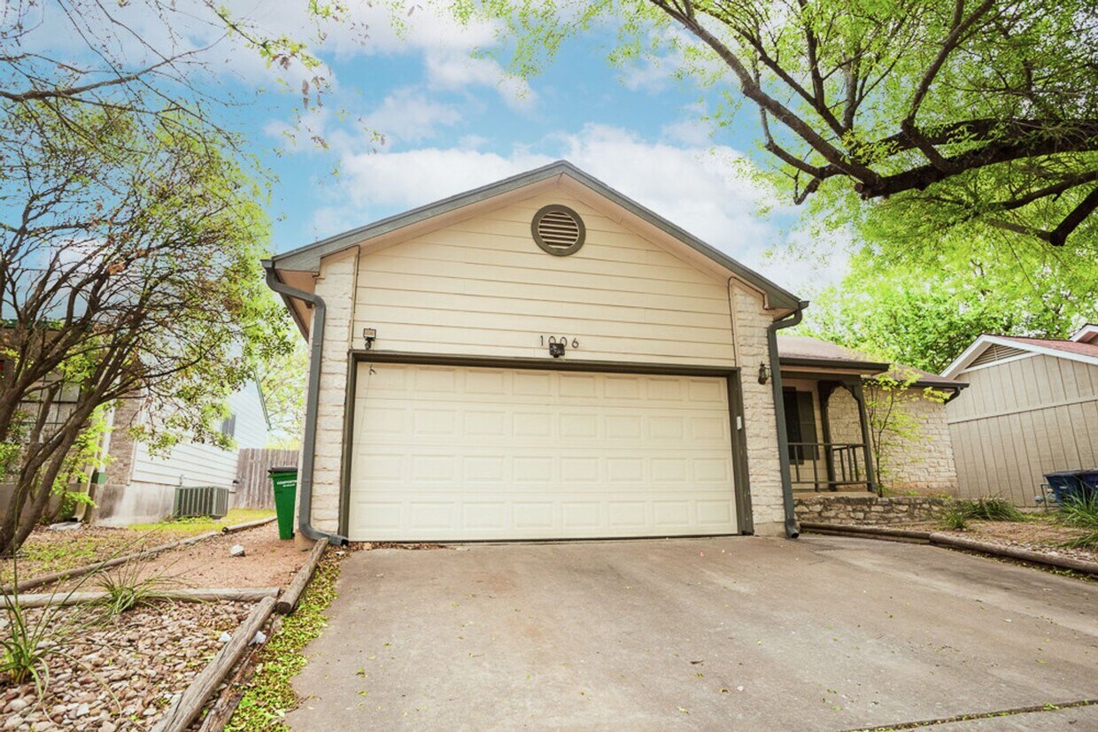 Primary Photo - Spacious 3-Bedroom Single Family Home in S...