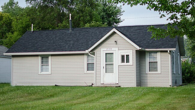 Building Photo - 3 Bedroom / 1 Bathroom Available August 2024