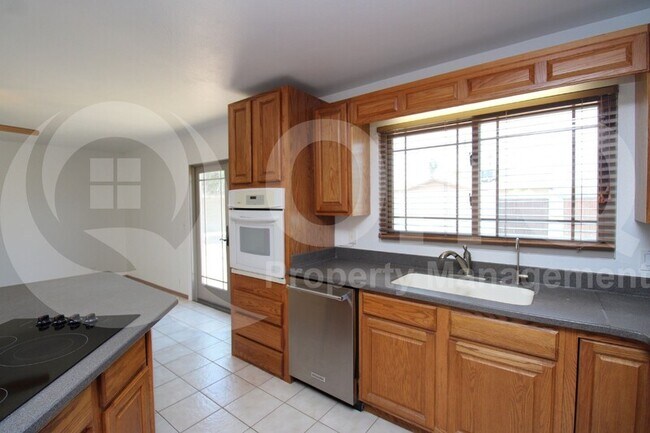 Building Photo - 320 W Nopal Pl