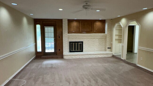Building Photo - Spacious Ranch Style Home!