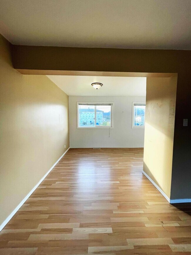 Building Photo - 3 bedroom in Kitimat BC V8C 1W2