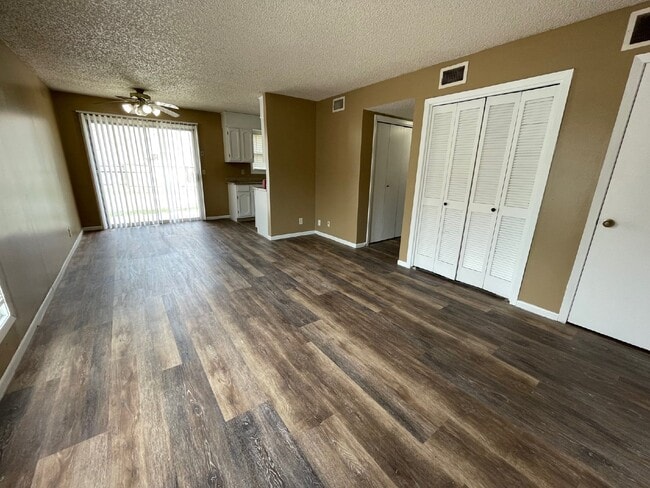 Building Photo - Modern 2 Bedroom, 1 bathroom downstairs ap...