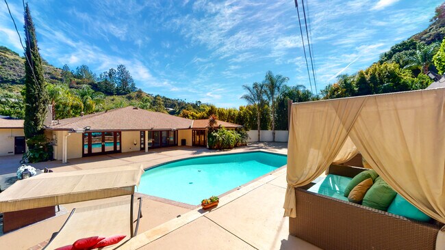 Building Photo - 1727 San Ysidro Dr