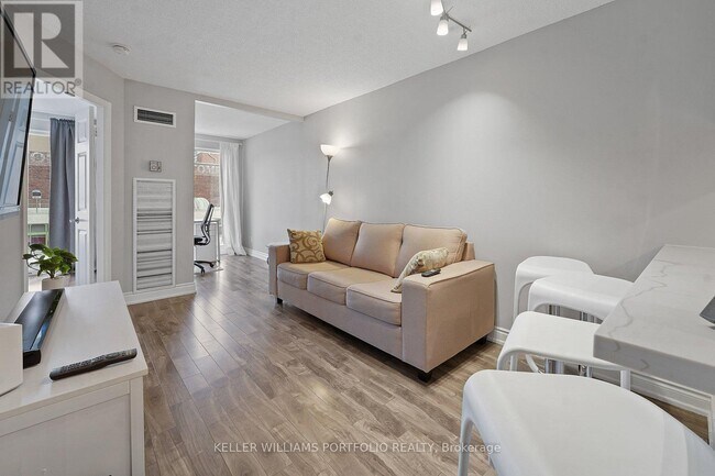 Photo du bâtiment - 222 The Esplanade