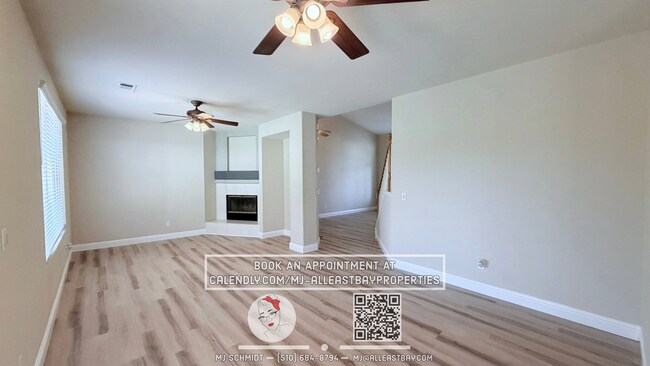 Foto del edificio - Beautiful 3 bedroom home nestled in cozy Brentwood neighborhood!