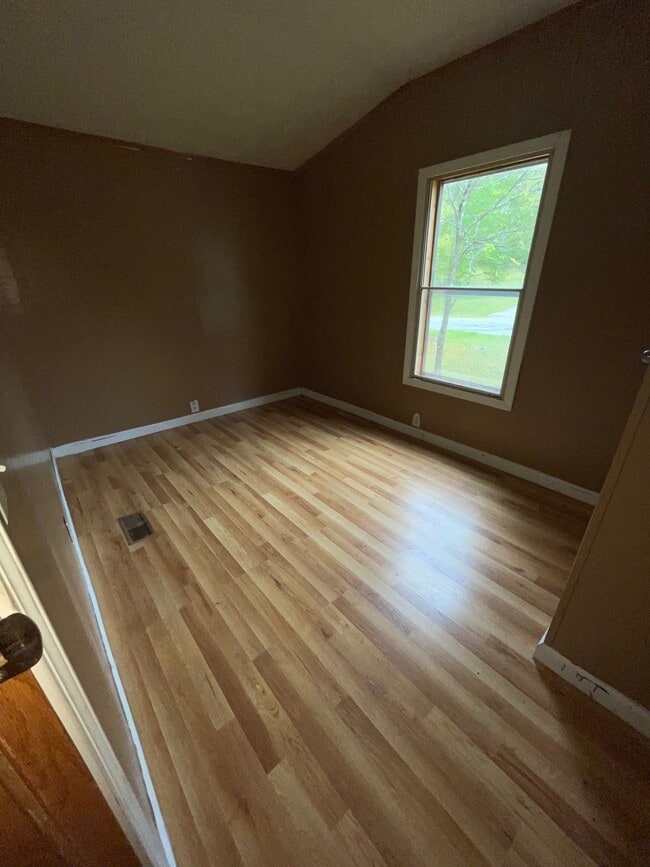 Building Photo - 395 Memory Ln