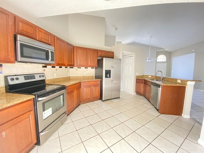 Foto del edificio - 3 Bed 2 Bath Home with Stainless Steel Appliances Near Poinciana Pkwy!