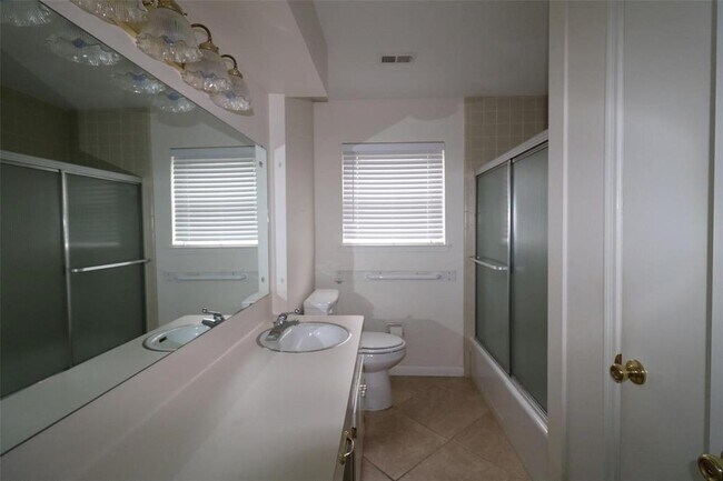 Foto del edificio - 2204 N Rayburn Ct