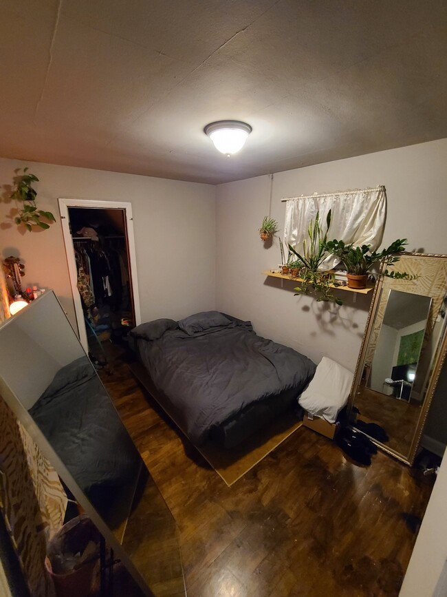 Bedroom 2 - 11'×8.5' - 2825A N Booth St