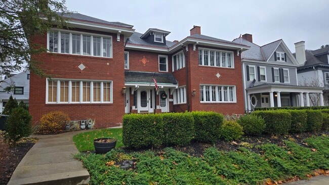 522 Grove is the lower left apartment. - 522 Grove St