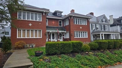 522 Grove is the lower left apartment. - 522 Grove St