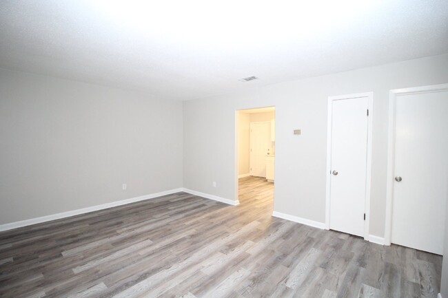 Building Photo - Charming Duplex in North Pensacola: Move-I...