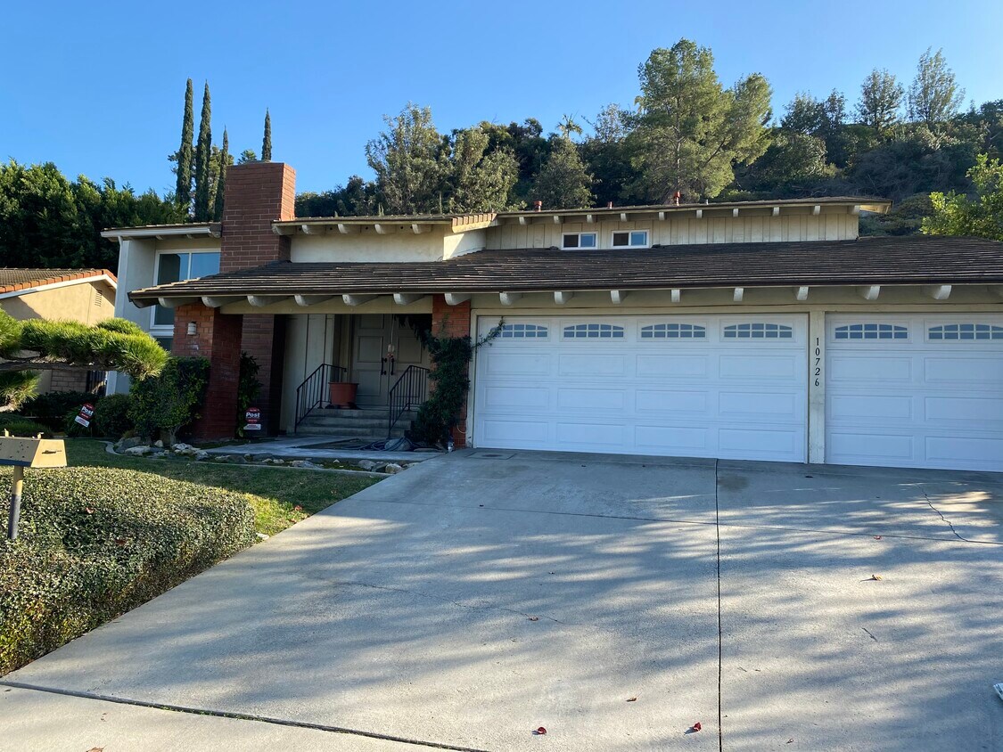 3 Car Garage*2,872 Sqft. with 17,236 Lot - 10726 Spy Glass Hill Rd