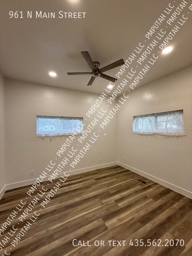 Building Photo - 961 N Main St