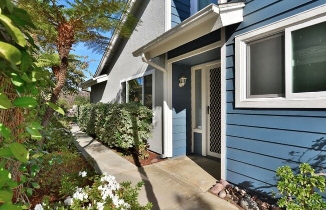 Building Photo - Spacious 3BD/2.5BA Home Available in West Clairemont!