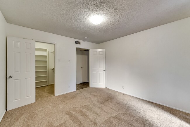 Foto del edificio - Updated Oak Lawn Condominium - Must See!!!