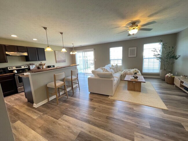 Building Photo - 3 Bedroom House and Fenced in Yard Availab...