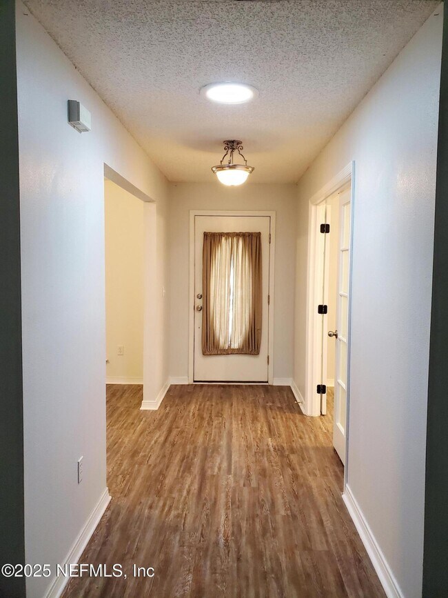 Foto del edificio - 2149 Pine Tree Ln