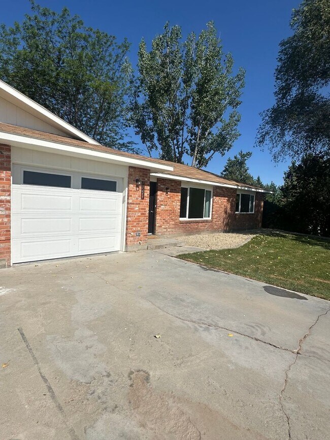 Foto del edificio - 2 bed, 1 Bath, 1 Car Garage, - Modern Insi...