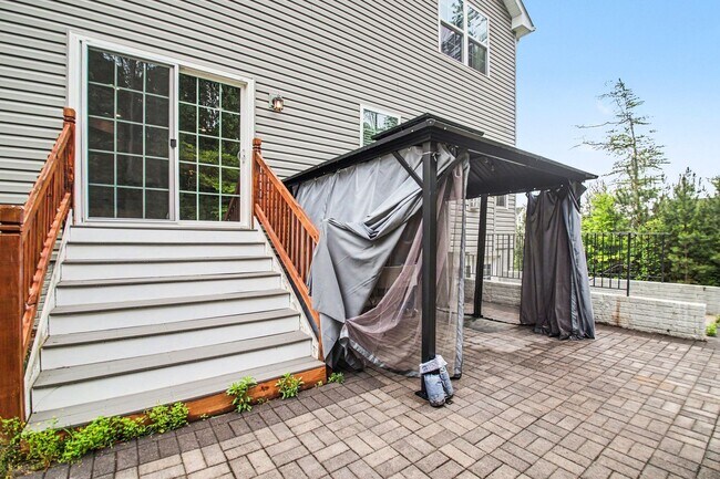 Foto del edificio - Stunning & Spacious 3-Level Single Family Home in Lees Parke – Move-In Ready!