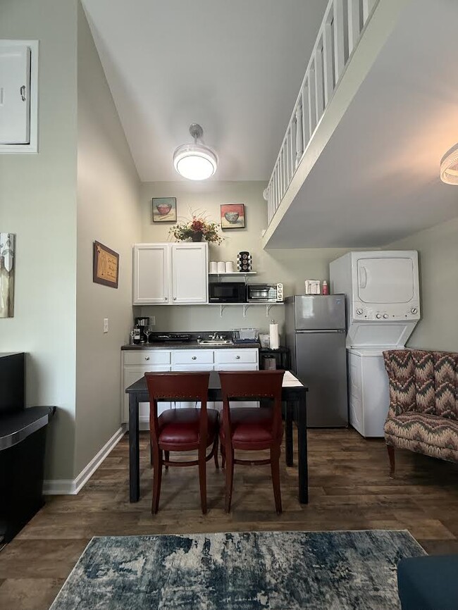 Building Photo - 2021 Penrose Dr