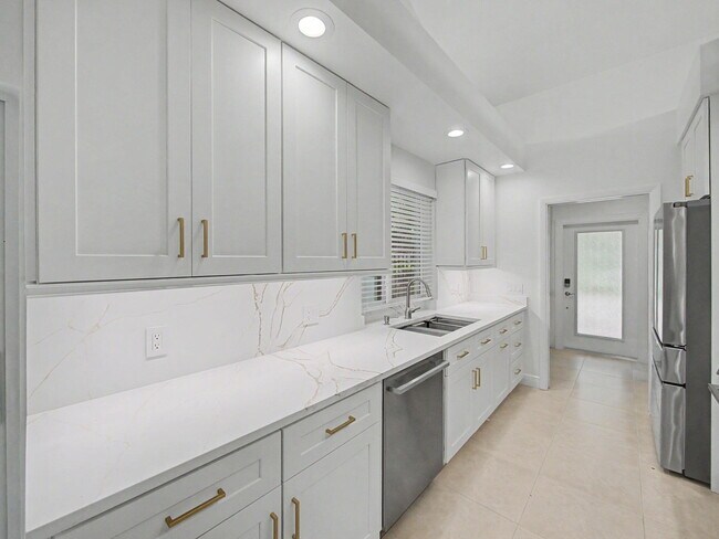 Building Photo - 303 Leeward Dr