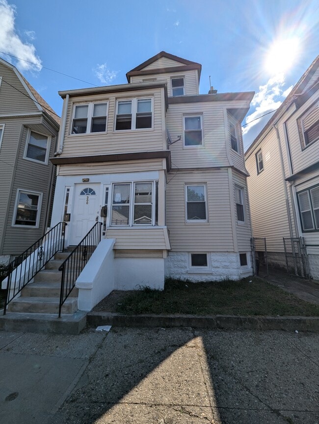 Building Photo - 300 S 19th St