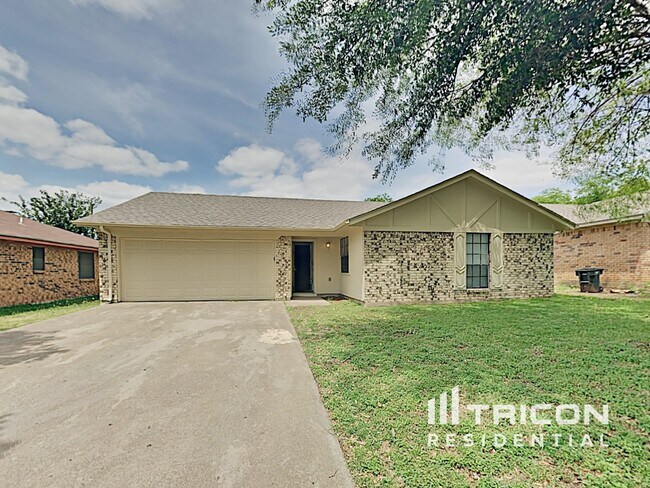 Building Photo - 2908 S Meadow Dr