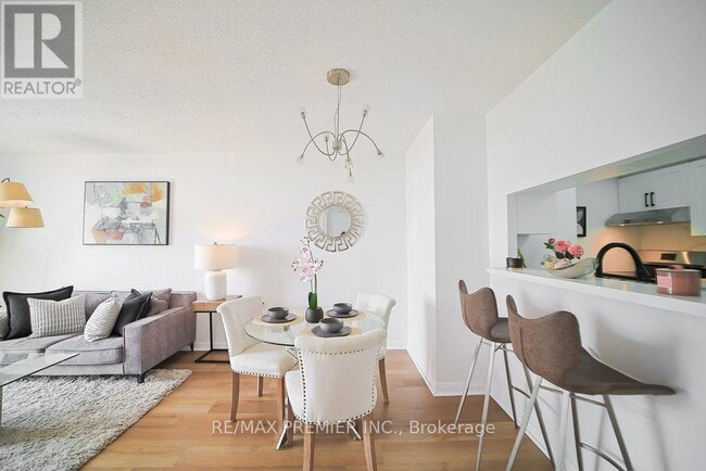Photo du bâtiment - 325-650-650 Lawrence Ave W