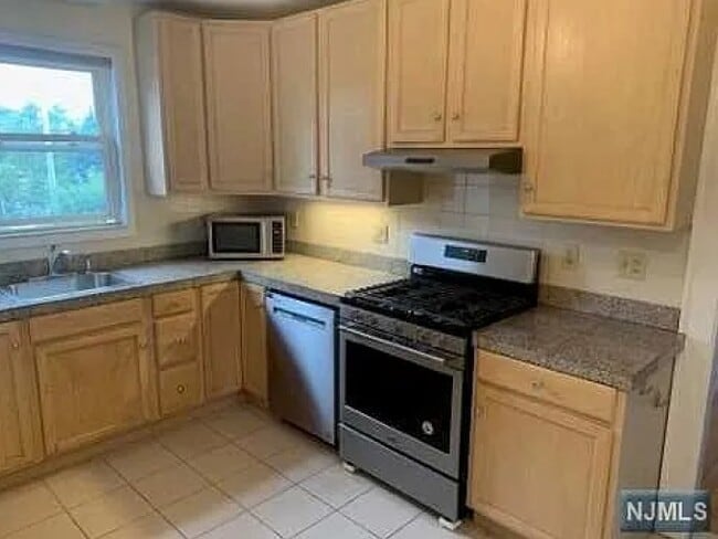 Building Photo - 181 Grand Ave