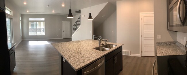 Foto del edificio - Nearly New Lehi Row End Townhome W 2 attac...