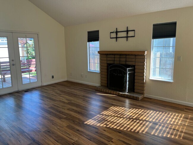 Building Photo - Quiet Neighborhood - Extra Large 2 Bedroom...
