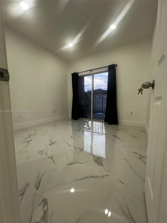 Foto del edificio - 355 E 4th St