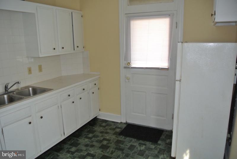 Primary Photo - 114 E Main St