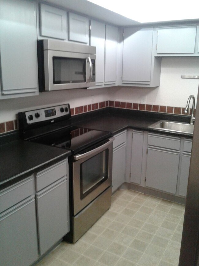 Building Photo - "FREE RENT! Early move-in available. Inter...