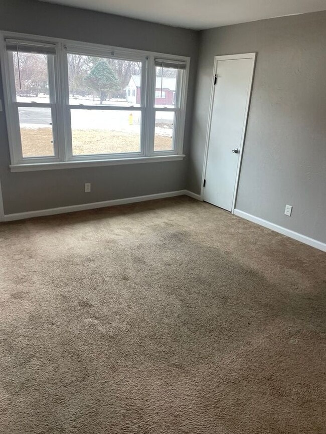 Building Photo - 3 Bedroom Ranch | Modern Updates & Natural Light