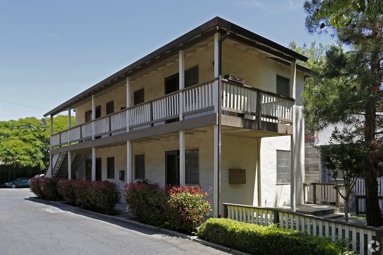 Foto principal - 3213 L St