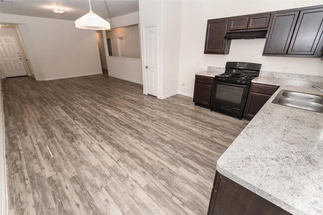 Foto del edificio - 5411 Long Arbor Ln
