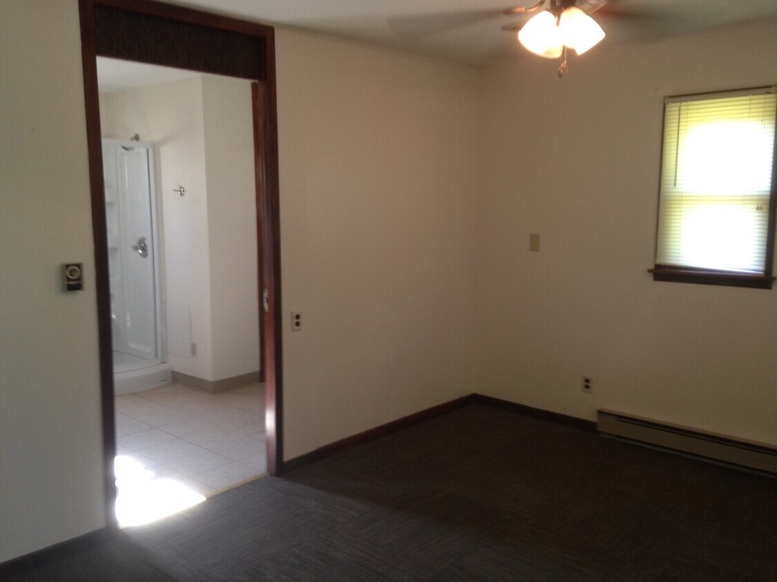 Building Photo - Cozy, Quiet Home