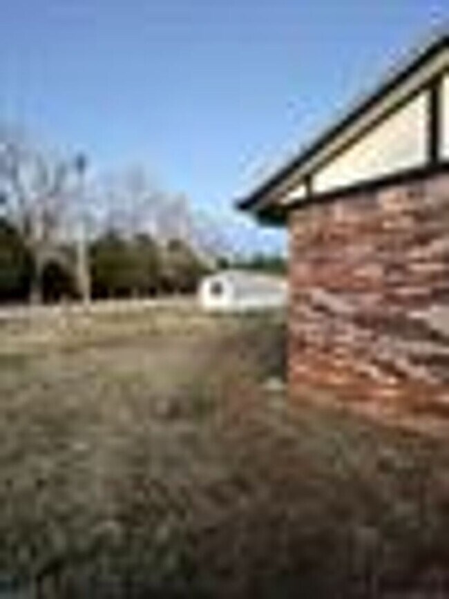 Foto del edificio - Must see 3 bedroom 1.5 bath home and 1 car...