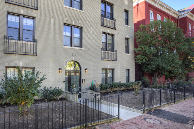 Building Photo - Convenient + Spacious H Street Condo!