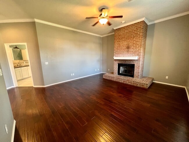 Building Photo - AVAILABLE NOW!