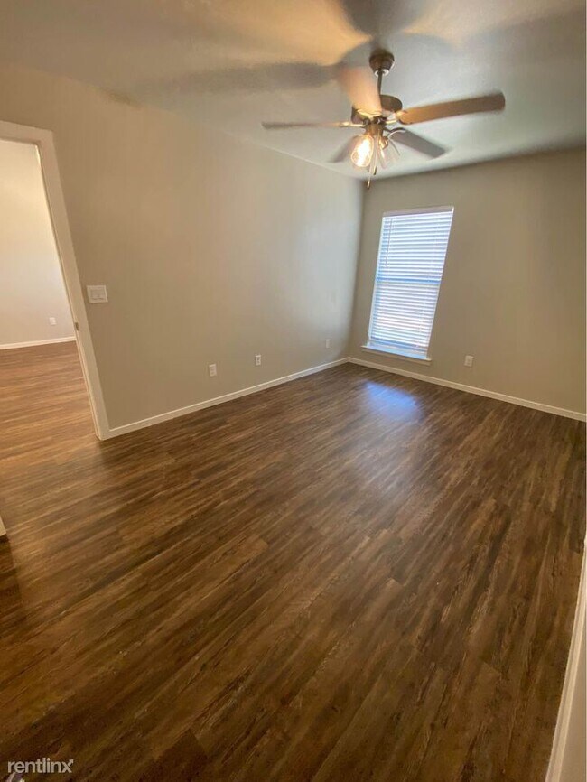 Building Photo - 3 br, 2 bath Duplex - 2105 Langford Avenue A