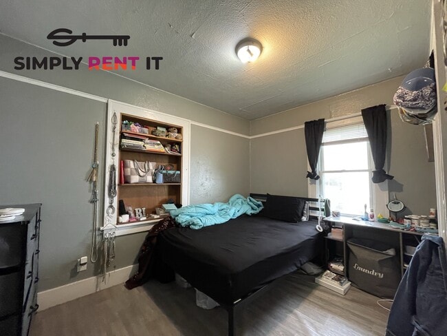 Building Photo - 3 Bedroom House On Campus, Free Parking! A...