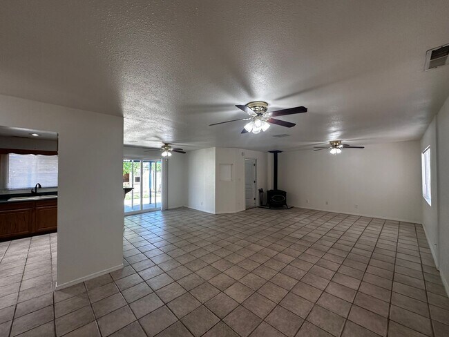 Building Photo - 4 Bedroom 2 Bathroom Home