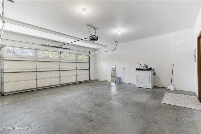 Foto del edificio - 3-Bedroom Townhome with Garage – Prime Coeur d’Alene Location