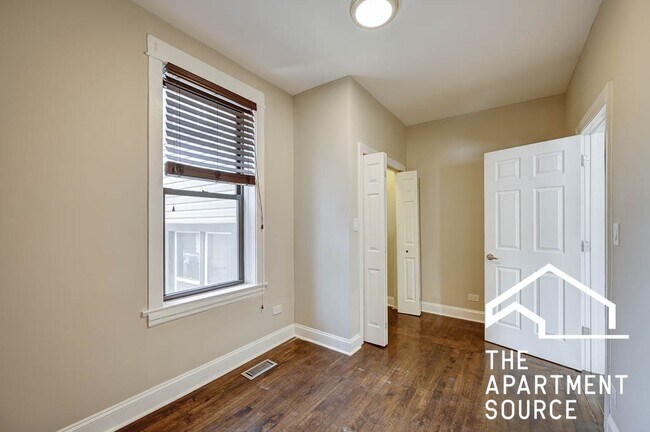 Building Photo - 2019 N Hoyne Ave