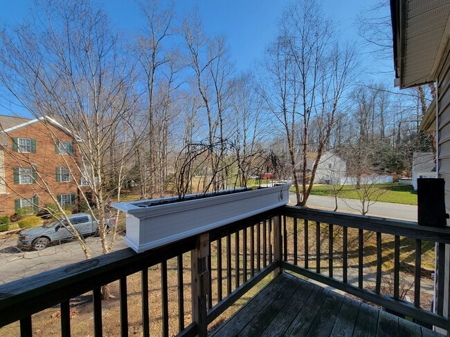 Building Photo - 105 Lakeview Cove